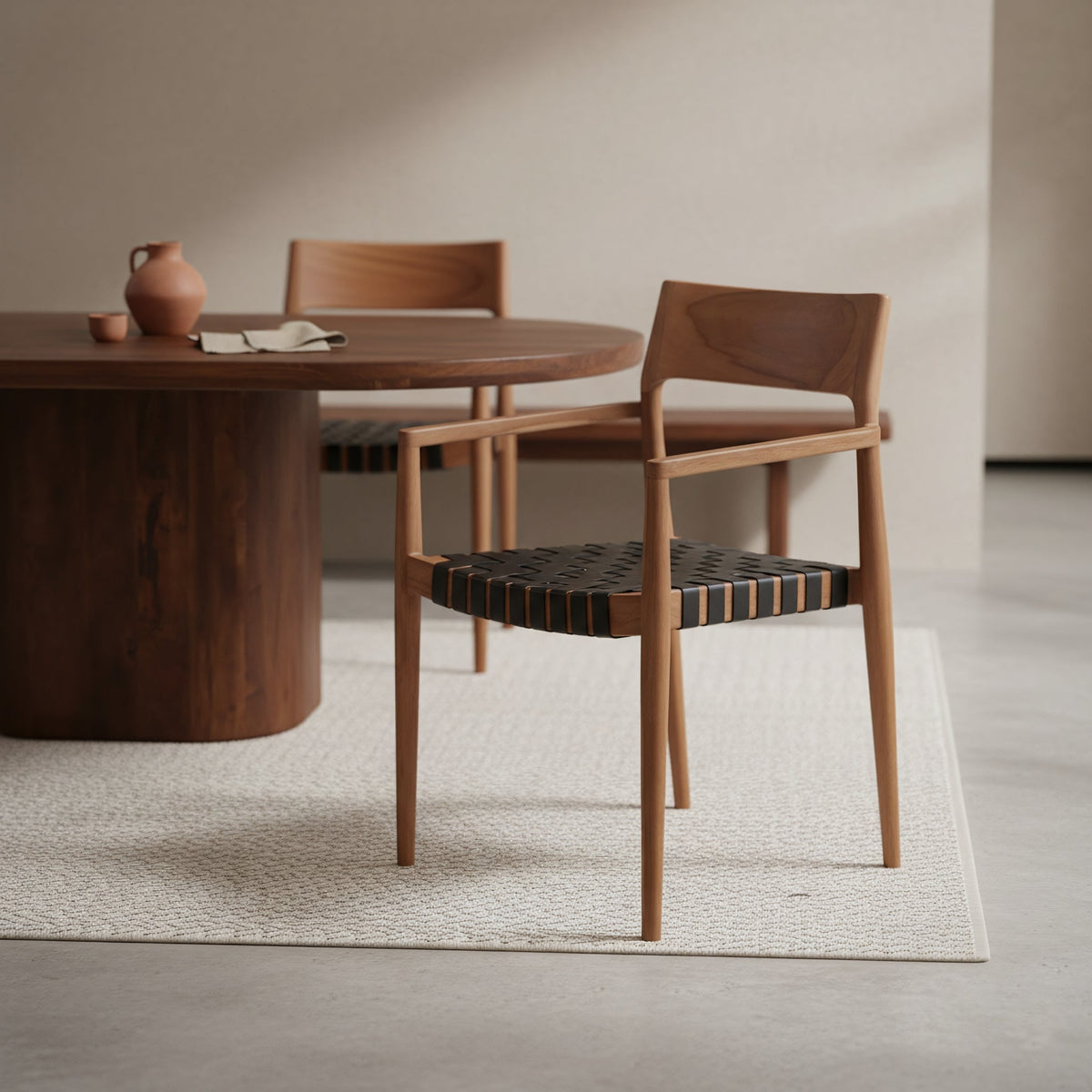 Chaise en teck et cuir noir avec accoudoirs tressés – Lot de 2