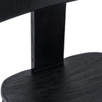 Chaise en teck noir mat avec dossier large et courbé pour salle à manger élégante