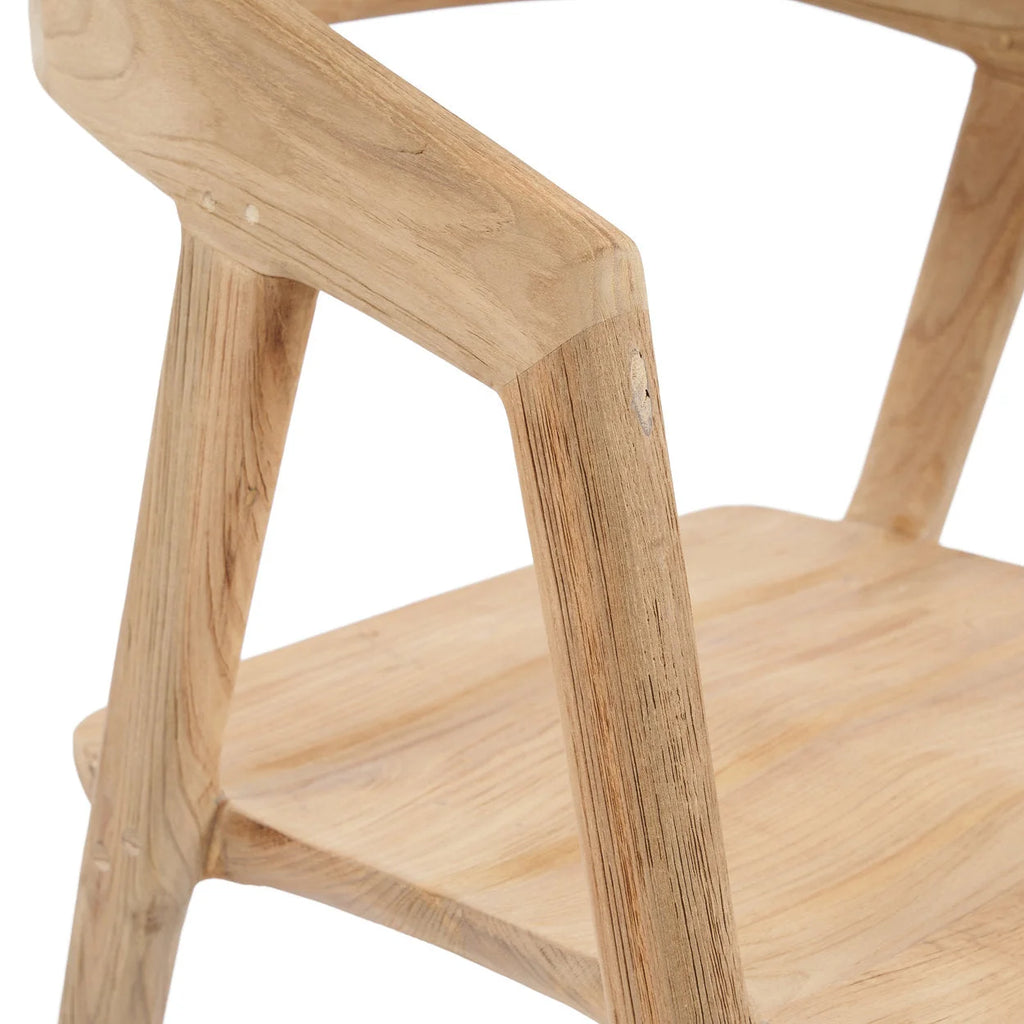 Chaise en teck recyclé naturel, dossier courbé, grain visible, design minimaliste