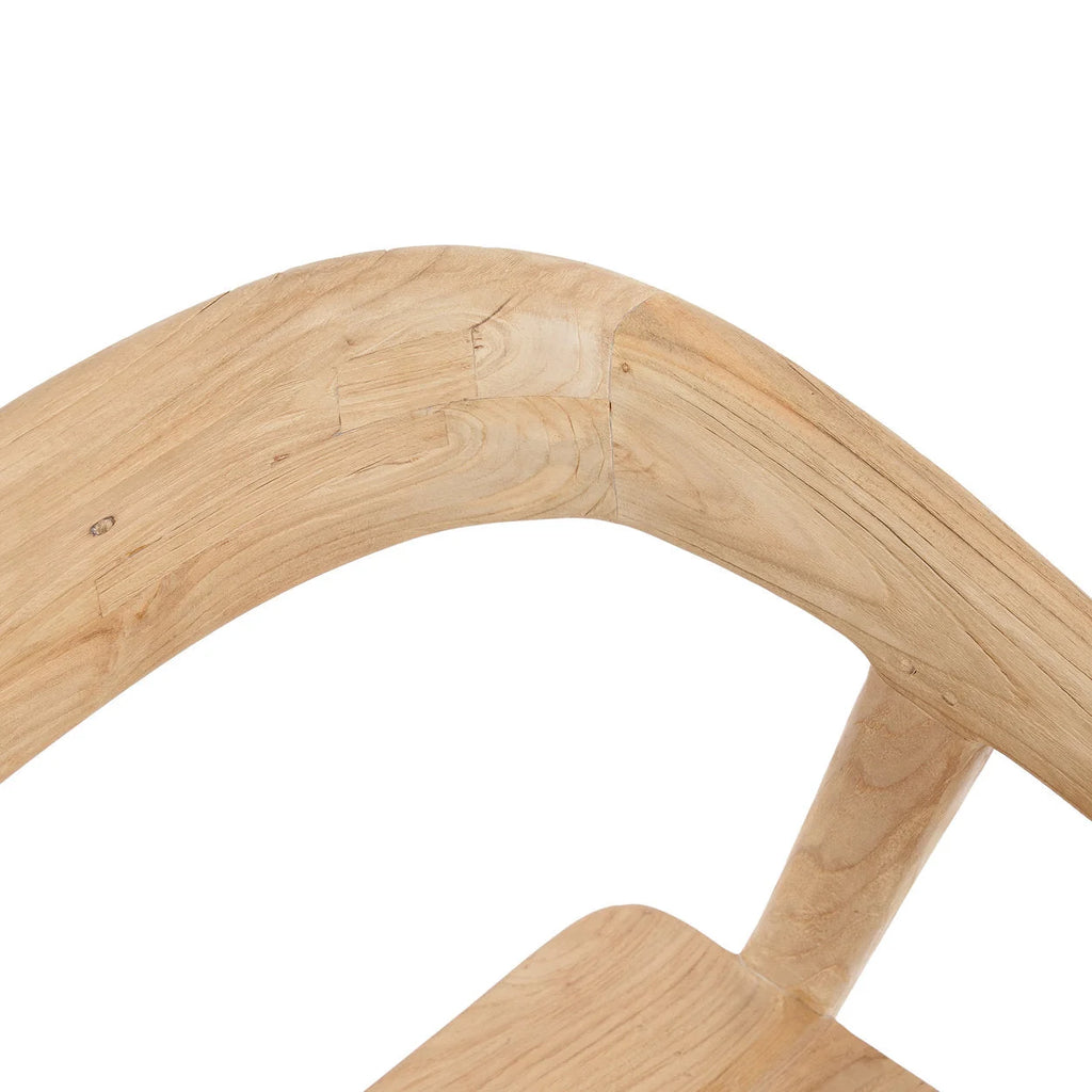 Dossier courbé de chaise en teck recyclé naturel, grain visible