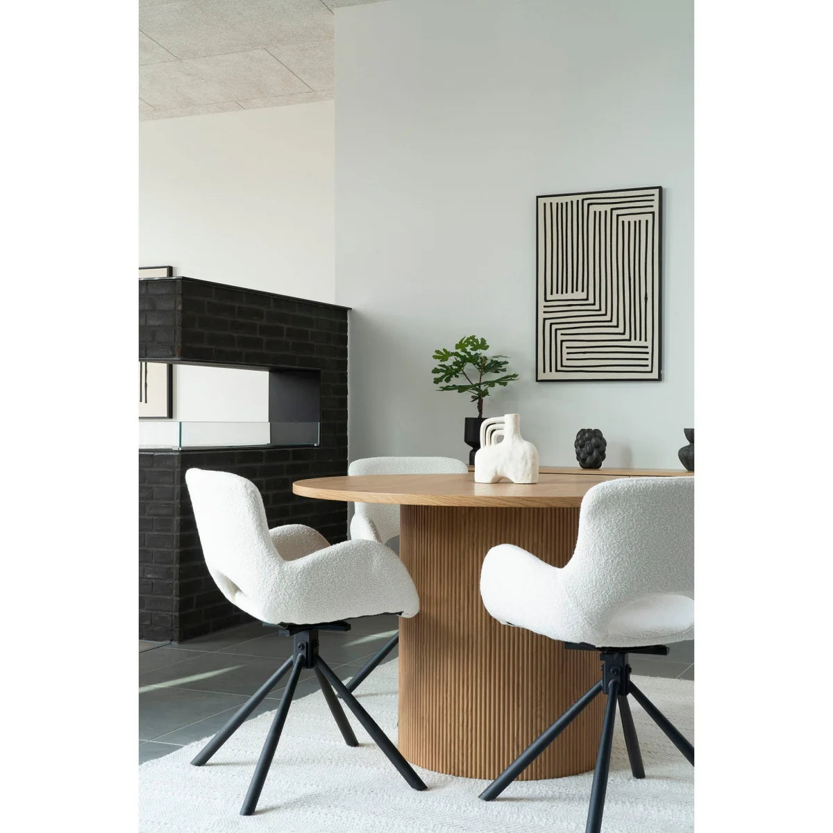 Chaise de salle à manger en bouclé blanc cassé avec pieds noirs pivotants