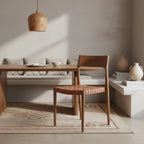 Chaise minimaliste en teck avec siège en cuir tressé cognac