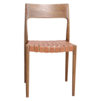 Chaise minimaliste en teck avec siège en cuir tressé cognac