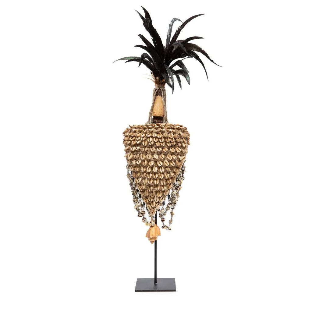 Chapeau décoratif en coquillages et plumes avec socle noir naturel