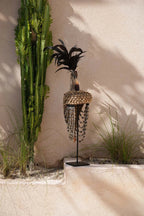 Lampe de table ornementale en plumes et coquillages avec base dorée texturée
