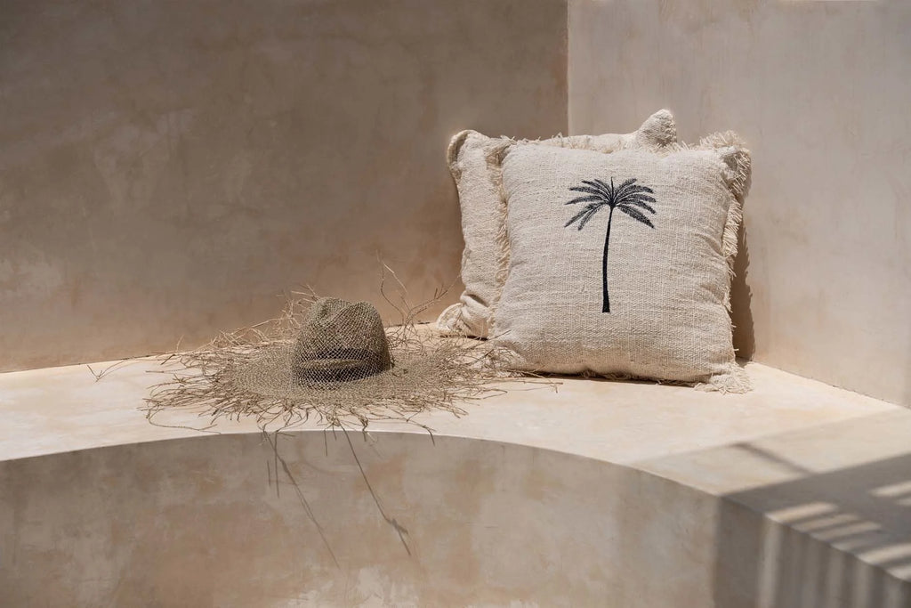Chapeau de plage naturel en herbe marine beige tissée avec palmier noir
