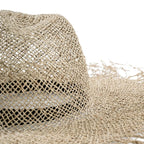 Chapeau de plage naturel en herbe marine beige à large bord effiloché