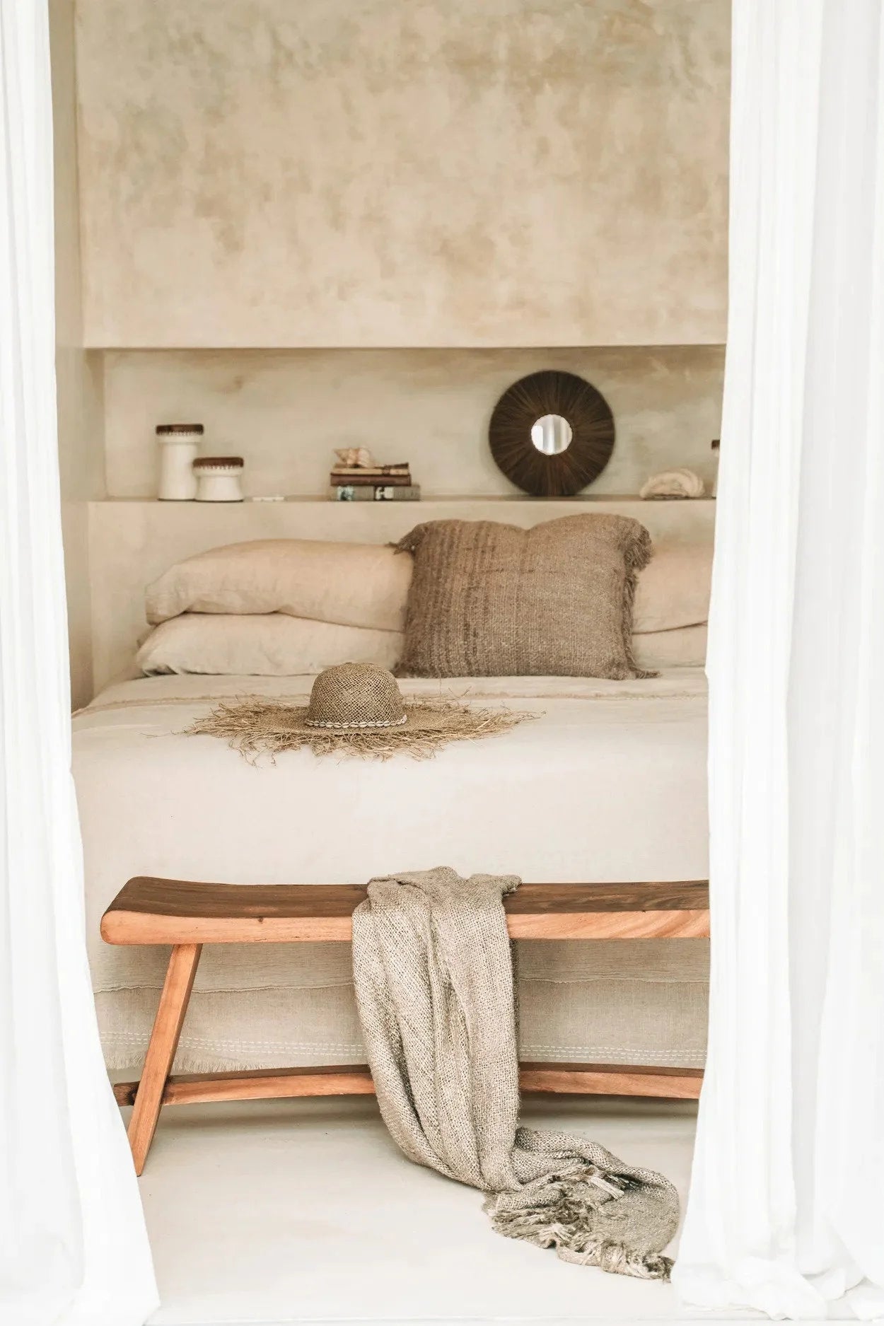 Chapeau de plage naturel en herbe marine avec ruban élégant sur couvre-lit