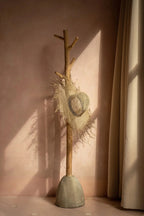 Portemanteau rustique en bois naturel, base béton texturée, crochets branches