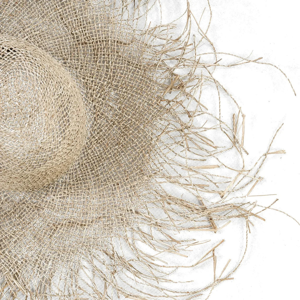 Chapeau de plage naturel en herbe marine beige tressée, large bord frangé