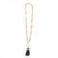 Collier crème perlé, pendentif blanc et pompon noir