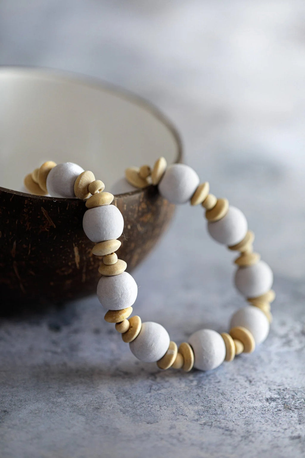 Bracelet perlé blanc et or avec texture bois naturel