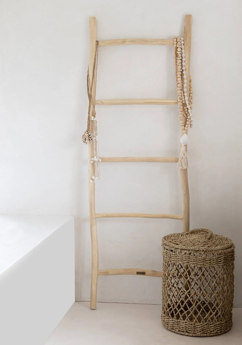 Échelle en bois avec panier tressé et accents macramé rustique