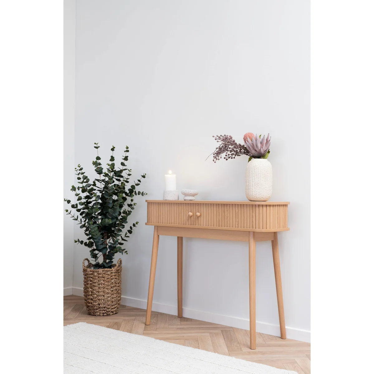 Table console en bois de chêne clair 100x30 cm avec tiroirs, portes rainurées et pieds fuselés