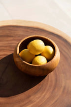 Coupe décorative ronde en teck massif remplie de citrons jaunes