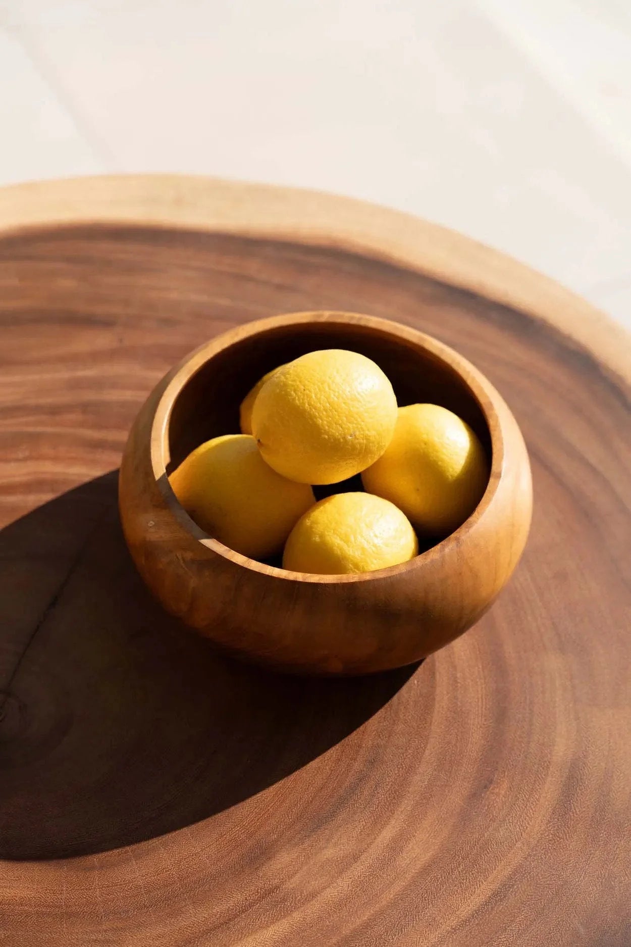 Coupe décorative ronde en bois de teck avec citrons jaunes