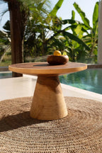 Table d’appoint ronde en teck massif à base osier naturelle