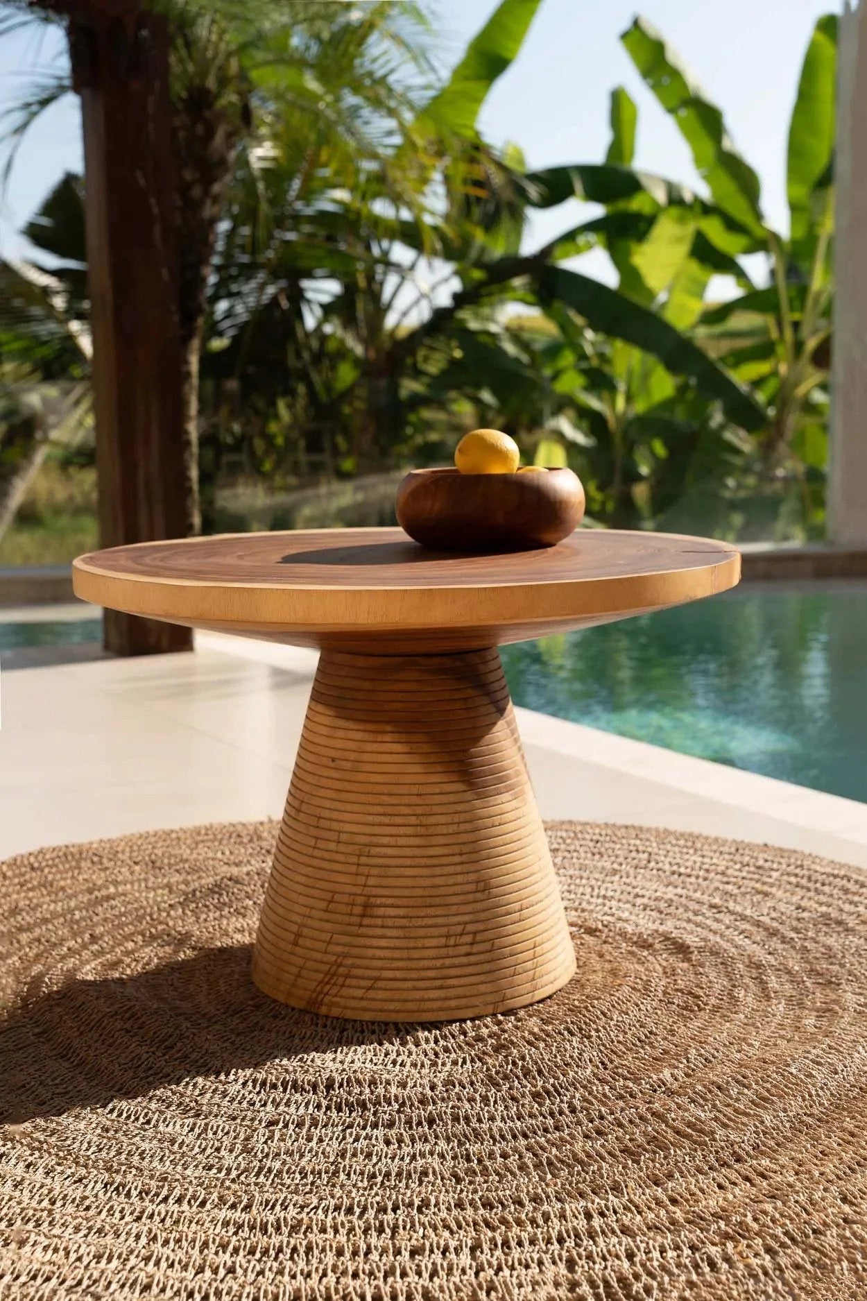 Table d’appoint ronde en teck massif à base osier naturelle
