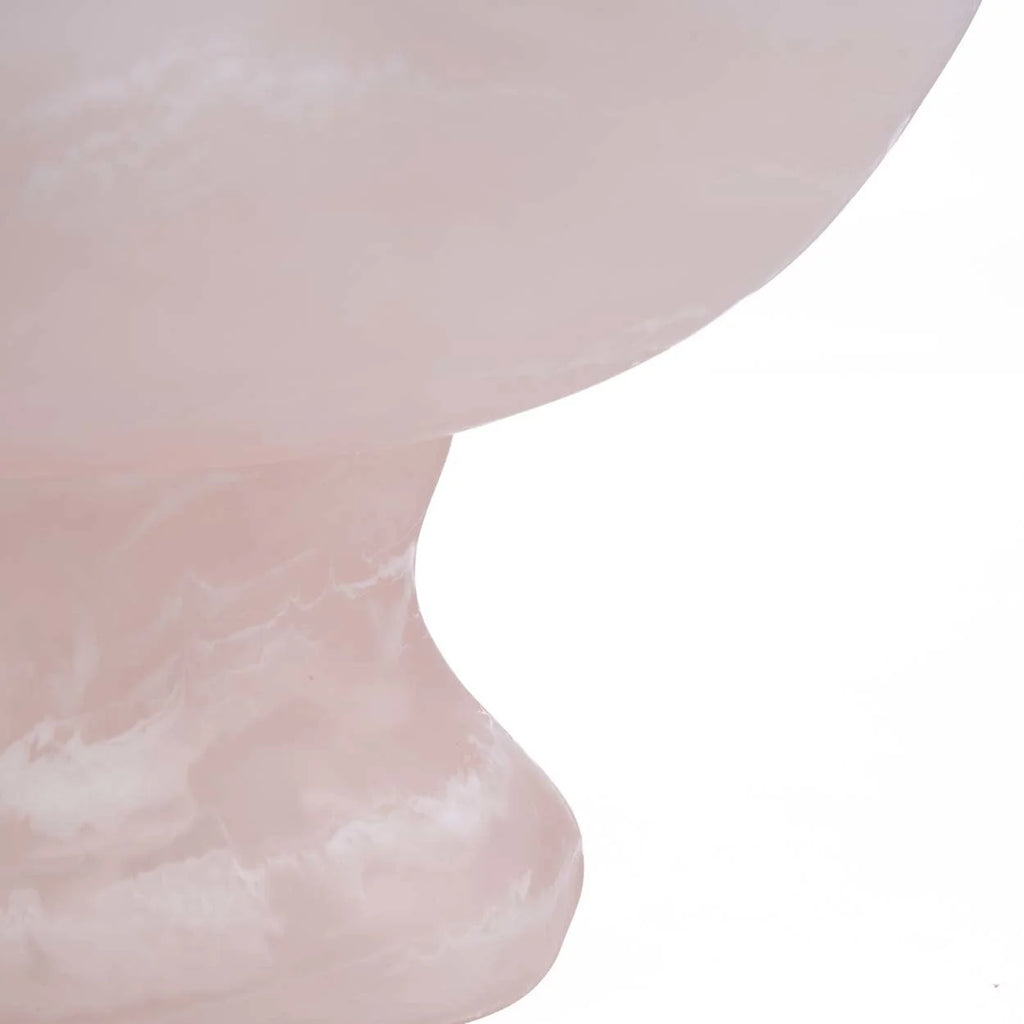 Vase en résine rose quartz translucide marbrée, forme ronde sur pied organique