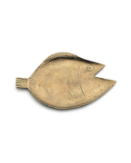 Plat en laiton doré martelé en forme de poisson avec détails de branchies et nageoires
