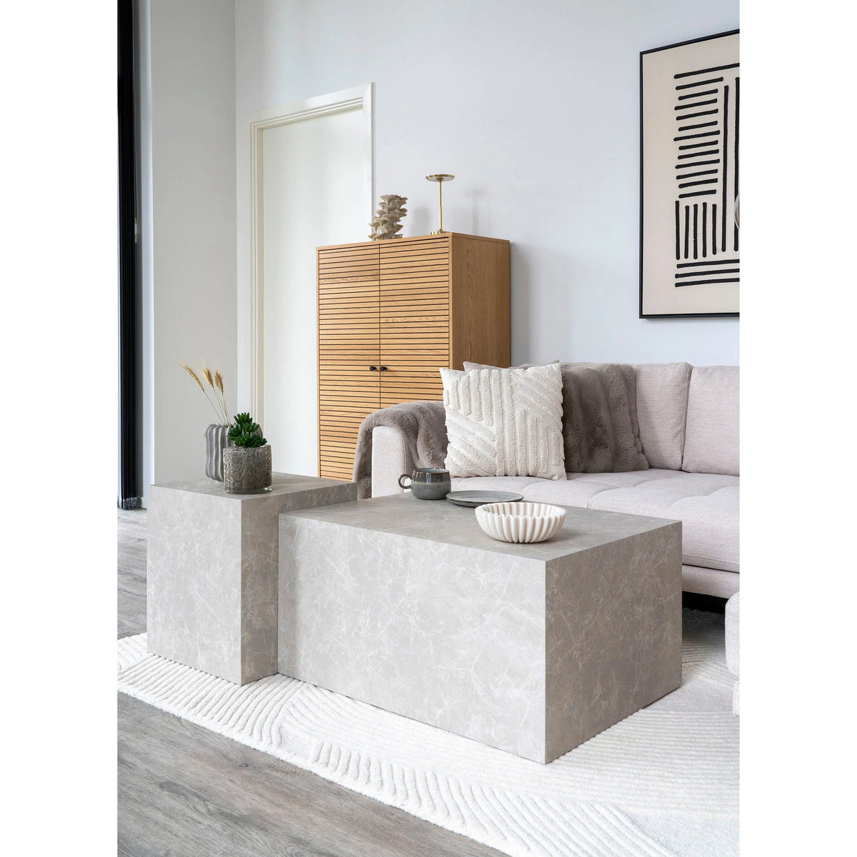 Table basse en béton gris moderne à fini texturé pierre et design géométrique