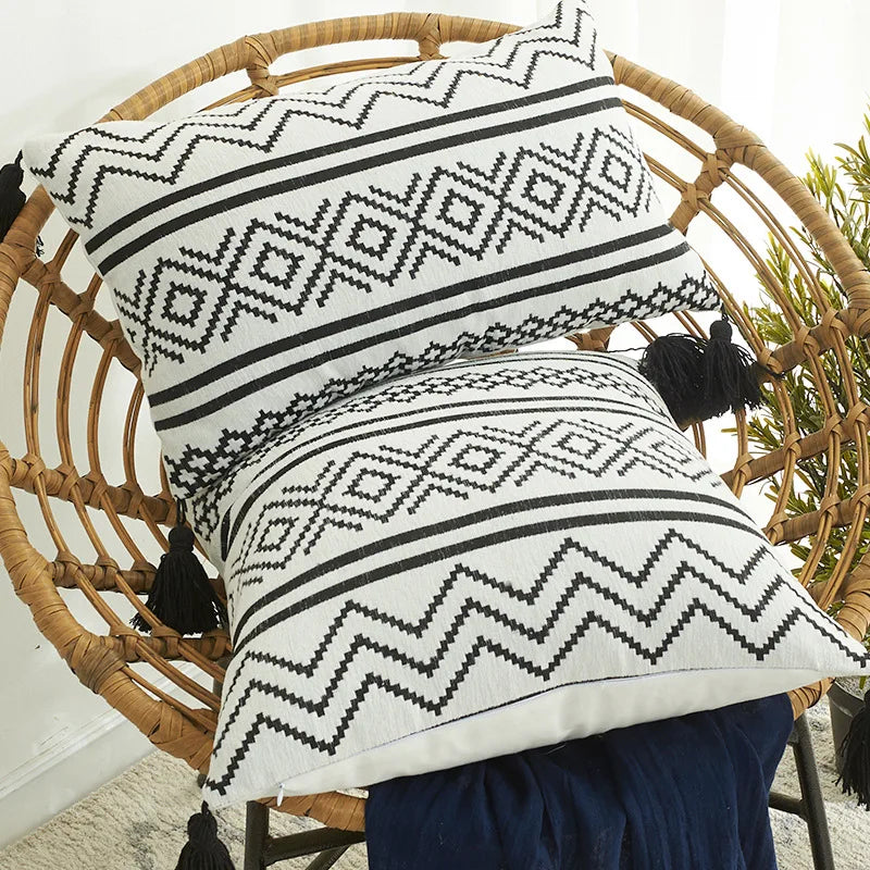 Coussin ethnique noir et blanc en situation sur une chaise
