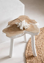 Table d’appoint en bois naturel avec bord vivant et trois pieds blancs