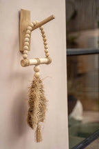 Crochet mural en teck naturel 20 cm avec crochet décoratif, perles et tassel en fibres naturelles
