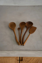 Collection de cinq ustensiles de cuisine en bois de teck massif avec finition lisse et veinée