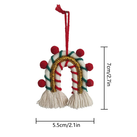 Décoration de Noël arche bohème en macramé avec pompons dorés, une touche de luxe et de festivité pour votre sapin.