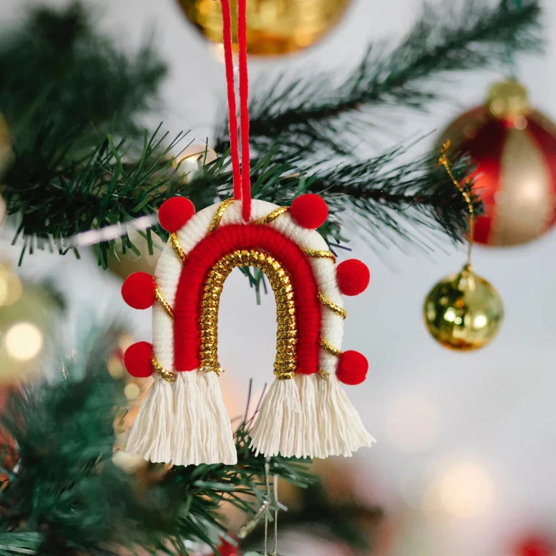 Décoration de Noël arche bohème en macramé rouge et blanc, pompons rouges et blancs pour une ambiance chaleureuse et festive.