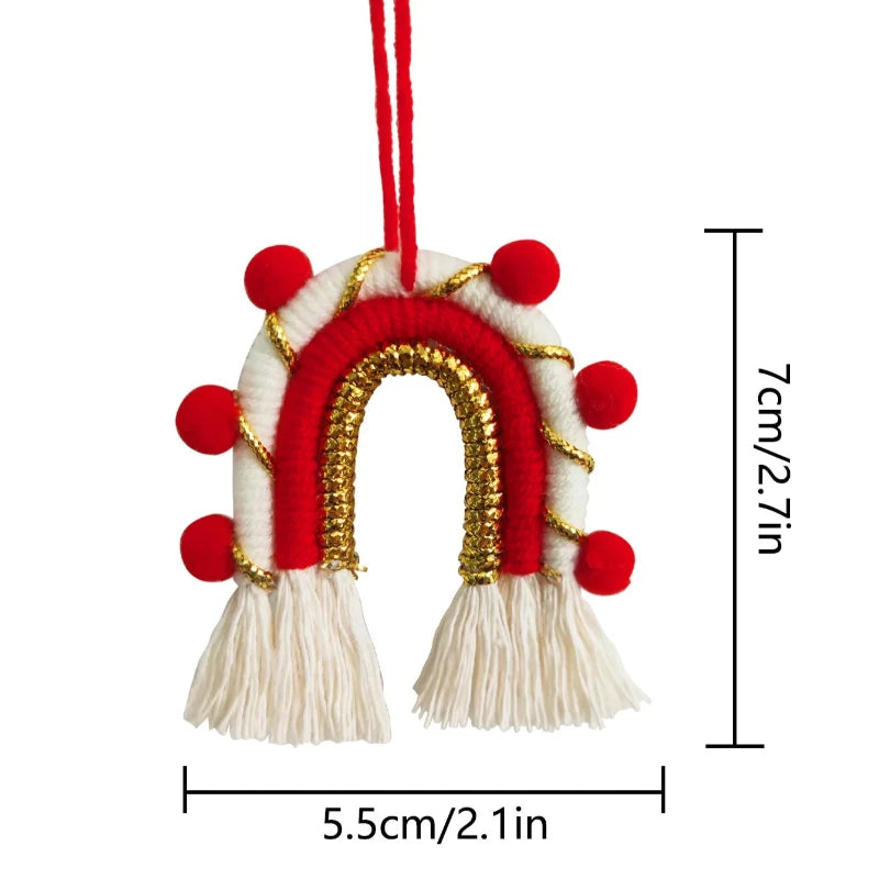 Décoration de Noël arche bohème en macramé rouge et blanc, un ornement chic avec des pompons rouges et dorés, idéal pour les fêtes de fin d'année.