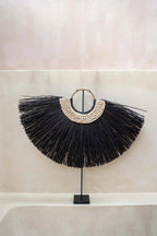 Décoration en herbe d’alang et coquillages sur pied forme arc noir et blanc