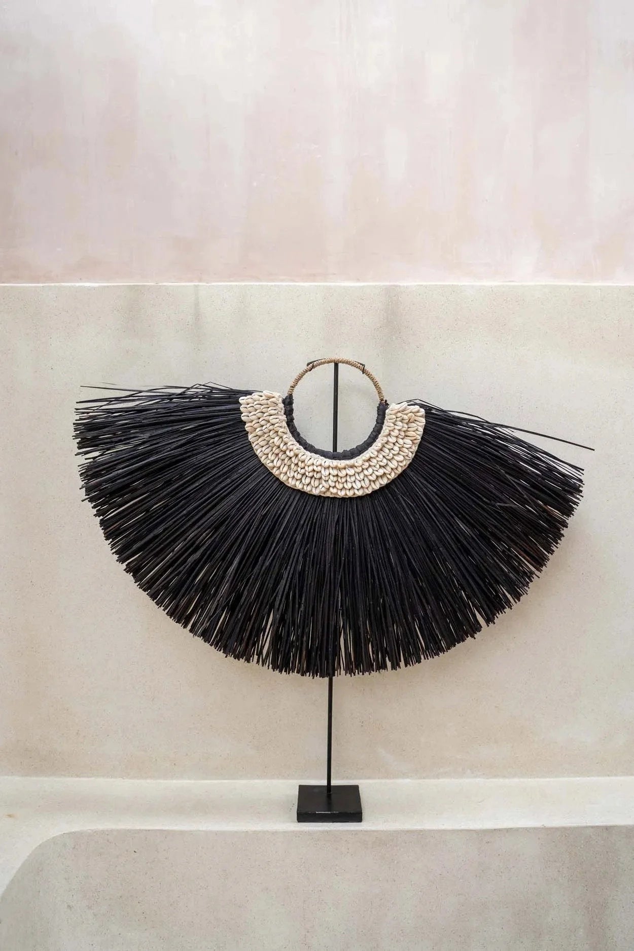 Décoration en herbe d’alang et coquillages sur pied forme arc noir et blanc