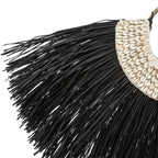 Décoration murale noire et blanche avec fibres raffia et coquille de cowrie en arc