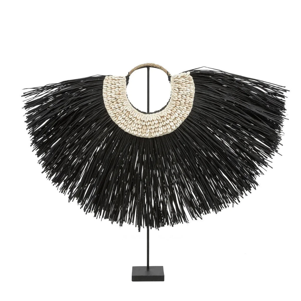 Décoration en herbe d’alang et coquillages sur pied forme arc noir et blanc