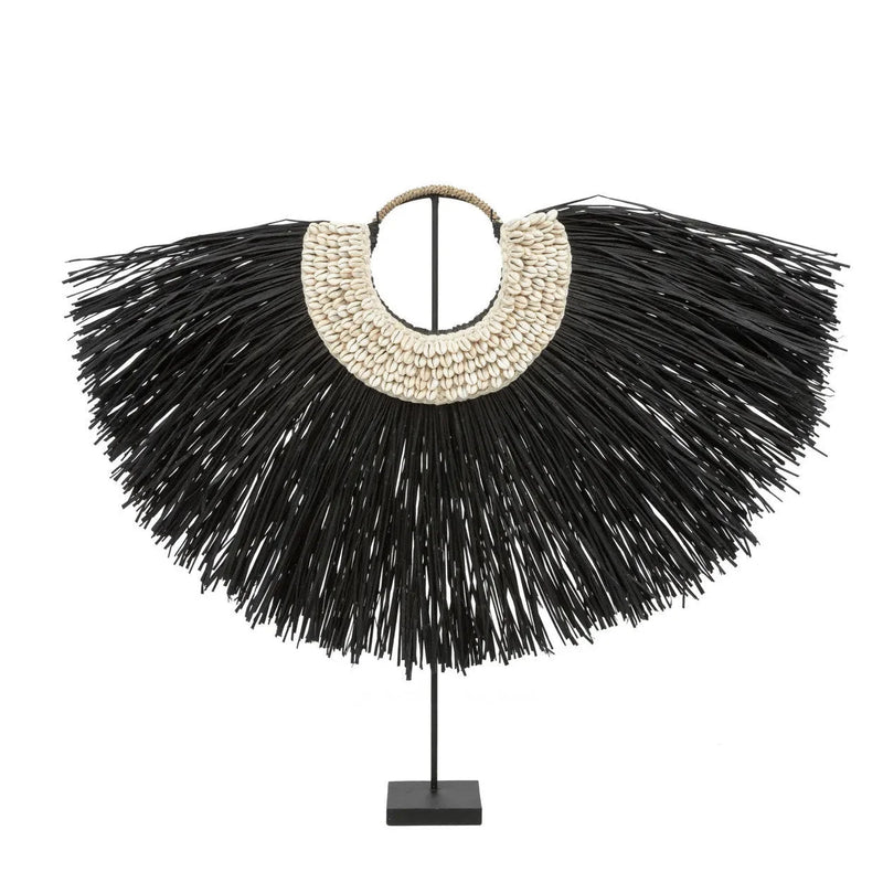 Décoration en herbe d’alang et coquillages sur pied forme arc noir et blanc