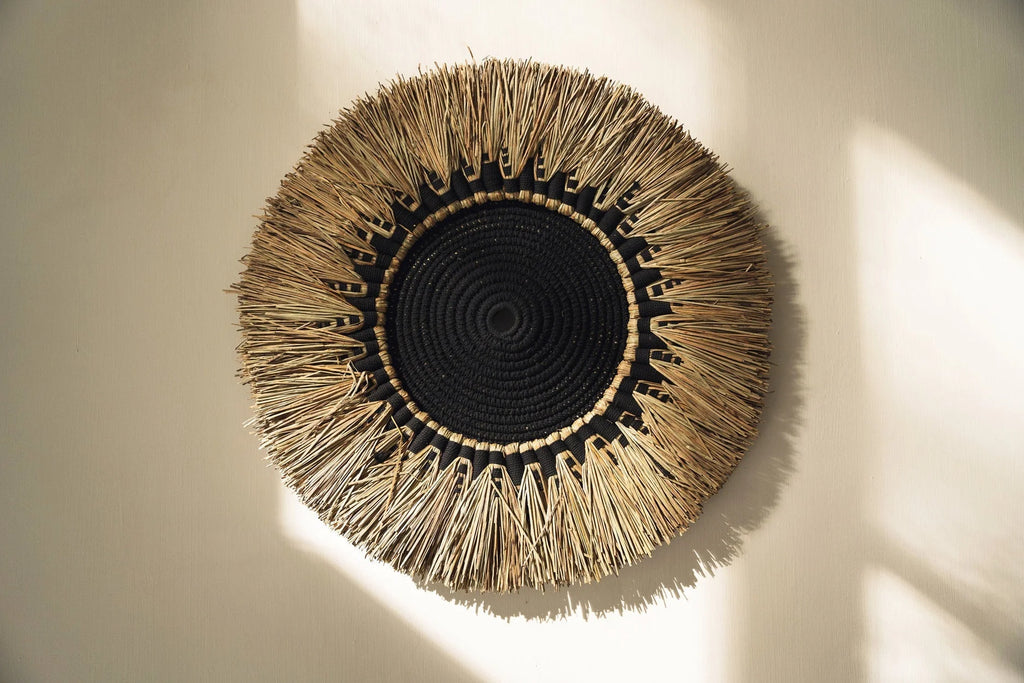 Décoration murale ronde en raphia noir et macramé naturel de 60 cm