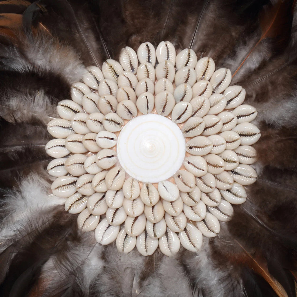 Décoration murale ronde en plumes noires et brunes centre en coquillages – Ø50 cm