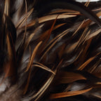 Décoration murale ronde en plumes noires et brunes centre en coquillages – Ø50 cm