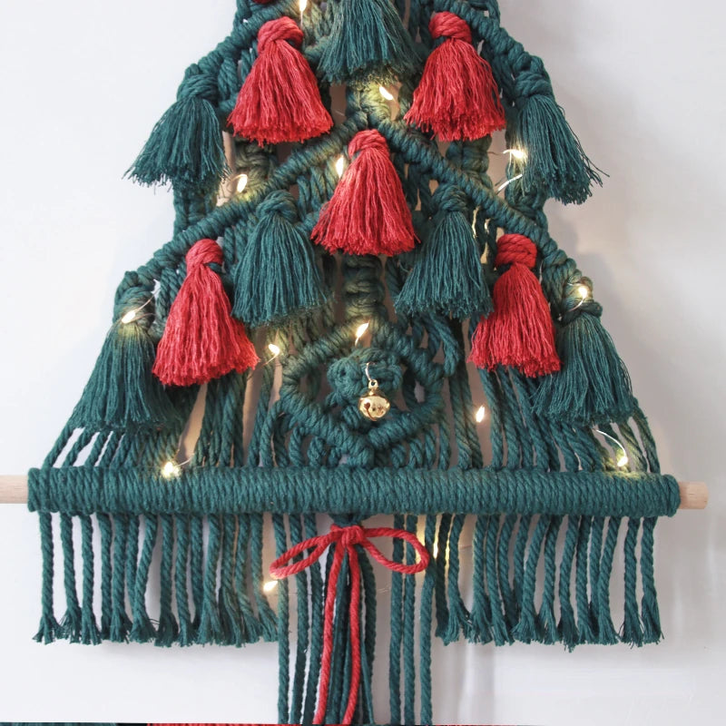 Base de la décoration murale sapin de Noël en macramé avec un nœud rouge et des clochettes dorées.