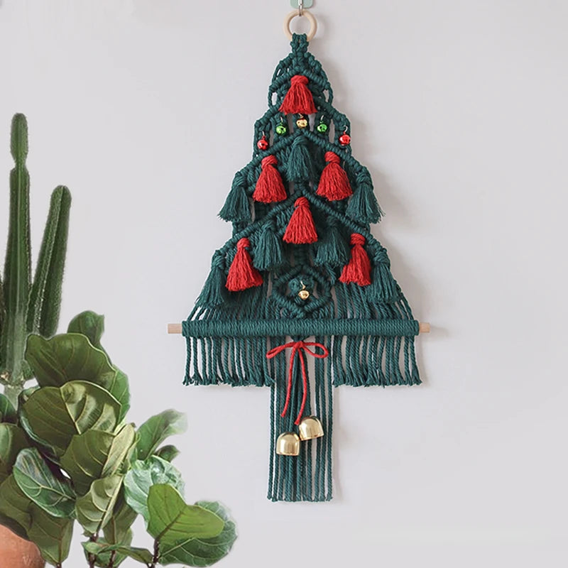 Décoration murale sapin de Noël en macramé illuminé avec des guirlandes lumineuses et des ornements rouges.