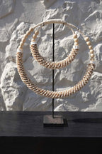 Décoration sur pied en coquillages – Double cercle naturel
