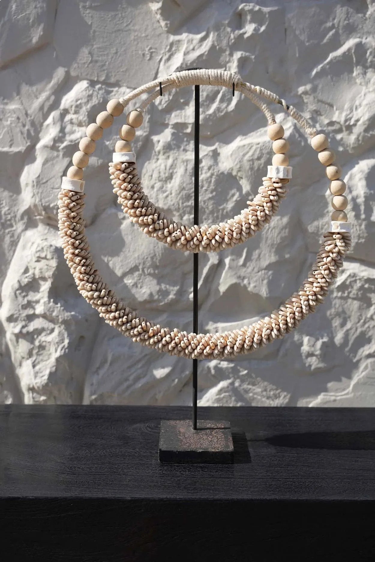 Décoration sur pied en coquillages – Double cercle naturel