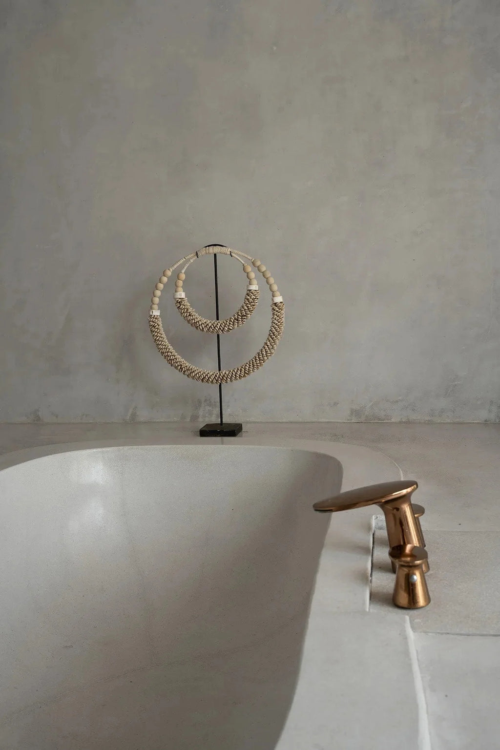 Décoration sur pied en coquillages – Double cercle naturel