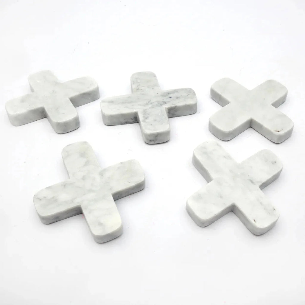 Cinq signes plus en marbre blanc effet croix minimaliste pour décoration de table