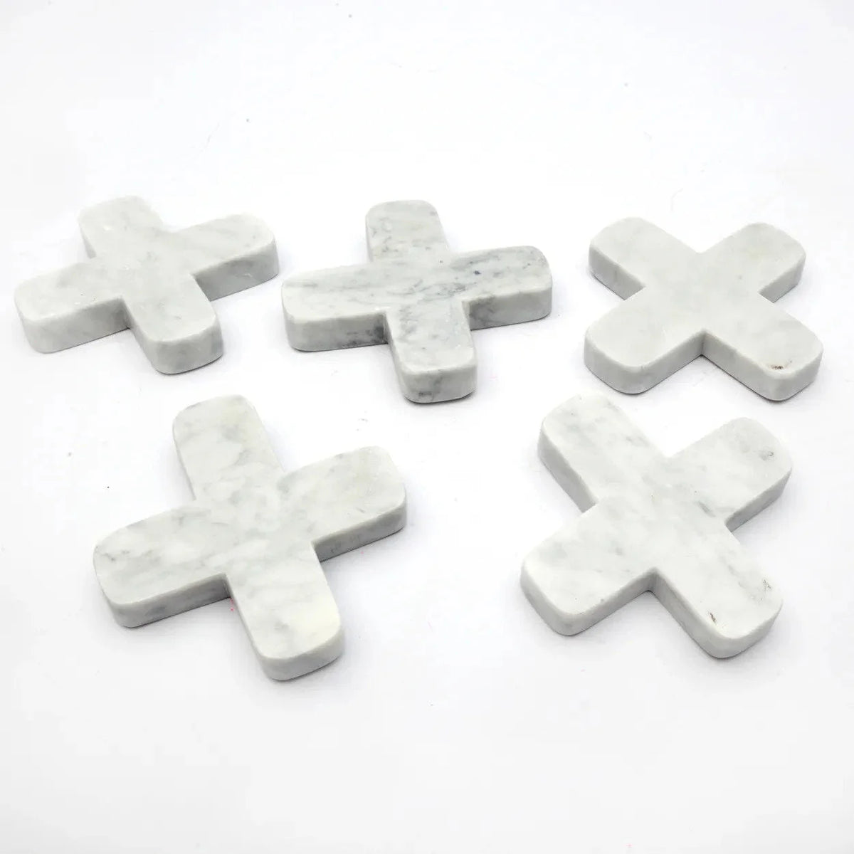 Cinq signes plus en marbre blanc effet croix minimaliste pour décoration de table