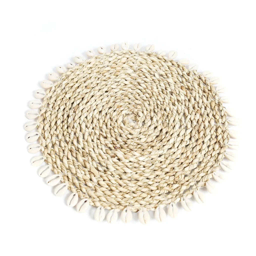 Dessous de plat rond en jonc de mer avec coquillages naturels et bord décoratif