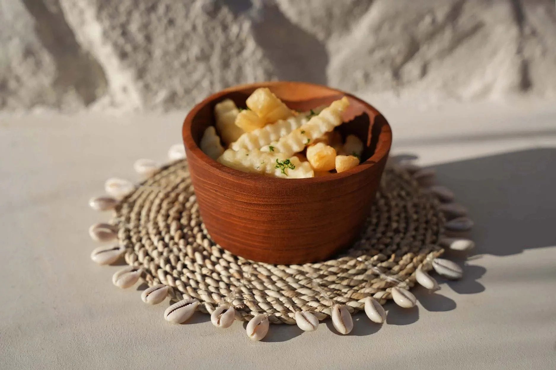 Dessous de plat rond en raphia naturel bordé de coquillages