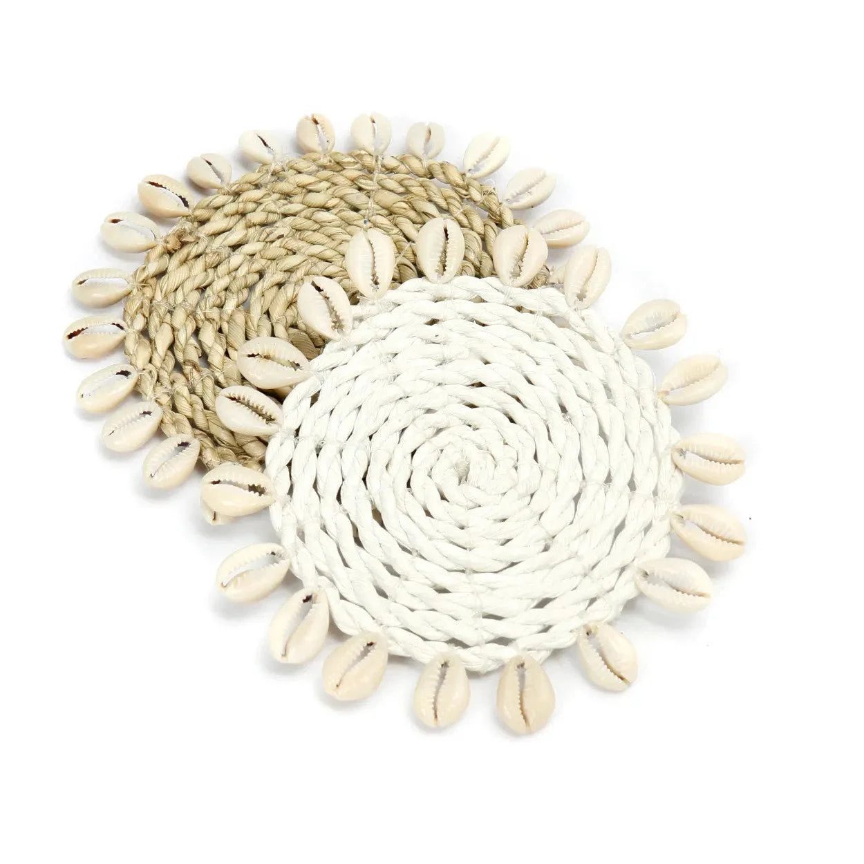Dessus de verre rond en jonc de mer avec coquillages naturels et coasters beige et blanc
